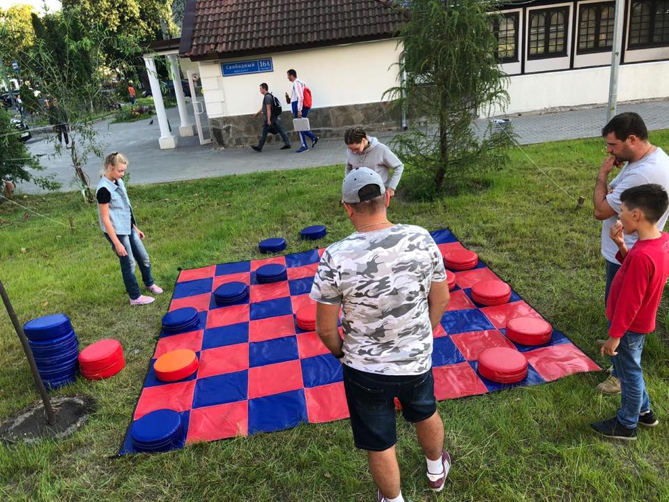 В Новогирееве у пруда на Федеративном проспекте открыли после благоустройства новую зону отдыха. Фото из личных аккаунтов Александра Хрулёва и Владимира Чикунова на ФБ