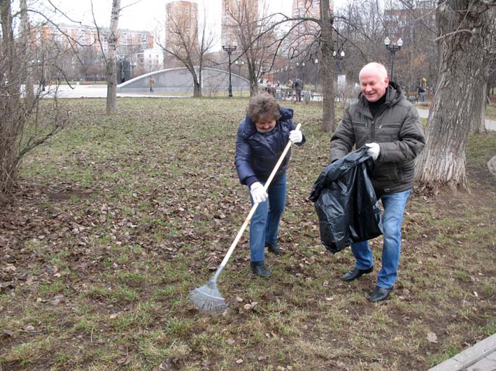 Новогиреевские депутаты на субботнике благоустроили Афганский парк. Фото &ndash; Александр Калугин