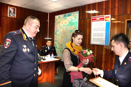 Начальник УВД по ВАО наградил жительницу района Богородское за помощь в задержании особо опасного преступника