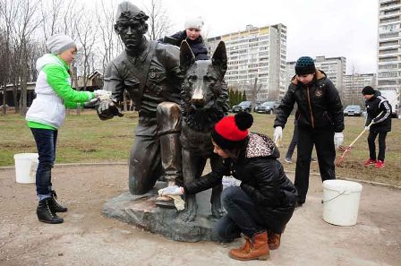 Учащиеся школы № 2093 провели субботник у памятника инструктору- кинологу