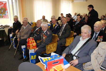 Сотрудники ГИБДД УВД по ВАО поздравили ветеранов с наступающим праздником