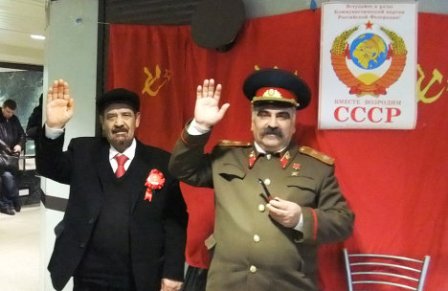 У Кремля двойник Сталина подрался с двойником Ленина