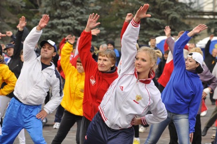 Олимпийские чемпионы провели зарядки в московских парках