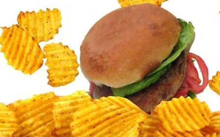 Минздрав просят наклеить значки STOP! на жирные и соленые продукты