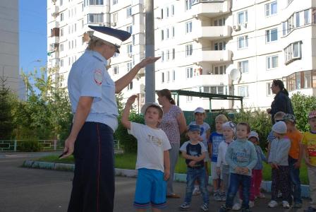Дорожные полицейские ВАО провели урок безопасности для дошколят