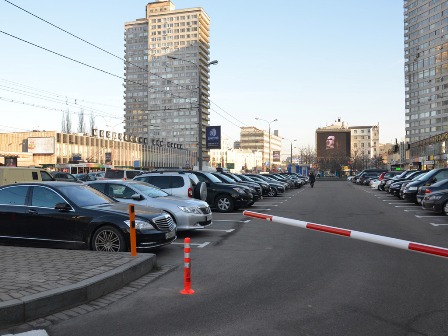 Более 2 тыс. машиномест на плоскостных парковках закрытого типа планируют ввести в столице в 2016 году