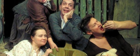 «Не хочу учиться, хочу жениться!»: в Театре на Перовской играют фонвизинского «Недоросля»