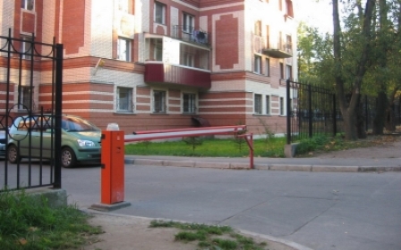 Установку шлагбаума при въезде во двор жилого дома достаточно согласовать с муниципальными депутатами