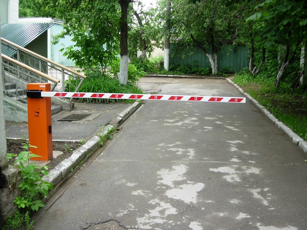  Власти компенсируют жителям 70% стоимости установки шлагбаума во дворе в зоне платной парковки