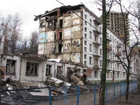Власти Москвы планируют провести реновацию пятиэтажек несносимых серий после 2018 года