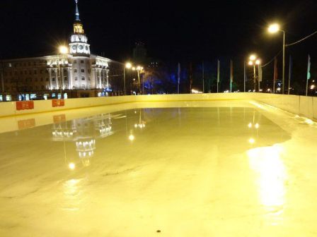 Катки в московских парках временно закрылись из-за аномально теплой погоды и дождей
