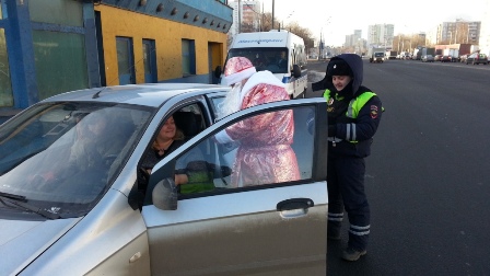 Полицейский Дед Мороз поздравил водителей с Новым годом!