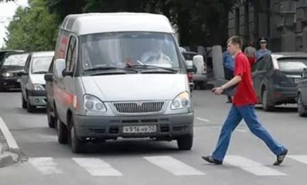 В Госдуме предлагают повысить штраф для водителей, не пропускающих пешеходов на переходе