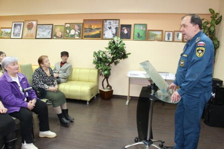 В ТЦСО «Новогиреево» сотрудники МЧС провели лекцию о пожарной безопасности