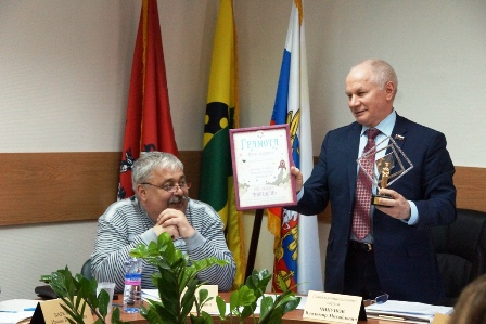 Глава МО Новогиреево Владимир Чикунов поздравил депутатов с интеллектуальной победой