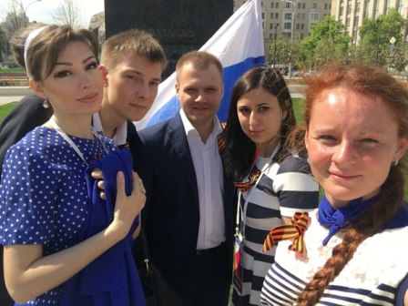 Молодые новогиреевцы приняли участие в танцевальном флэшмобе «Синий платочек»