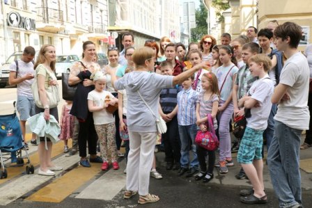 Учебный год у юных новогиреевских музыкантов и художников закончился увлекательной экскурсией по Москве