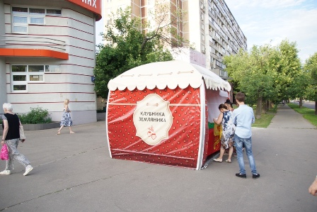 Яркие палатки с надписью «Клубника» появились в Новогирееве и Перове