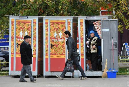Уличные туалеты в Москве к Чемпионату мира по футболу могут оформить в виде избушек и раскрасить под хохлому 