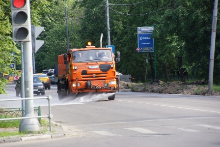 Больше 17 тысяч кубов воды коммунальщики израсходовали в Новогирееве на уборку улиц