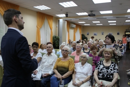 Новогиреевские пенсионеры с депутатом Госдумы Сергеем Железняком