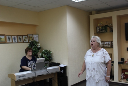 Новогиреевцам подарили «Букет из песен и цветов»