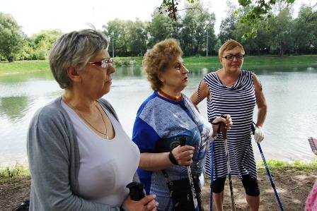 У Большого Перовского пруда прошли районные соревнования по скандинавской ходьбе 
