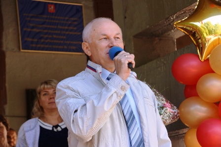 Глава управы и глава муниципального округа Новогиреево поздравили школьников с началом нового учебного года