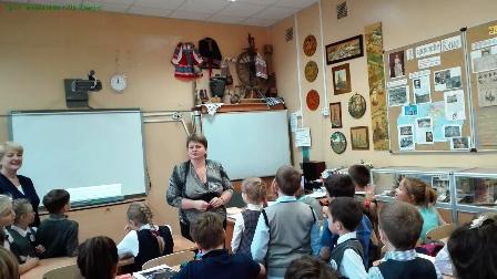 Старшеклассники гимназии № 1798 провели для первоклассников экскурсию по всей школе