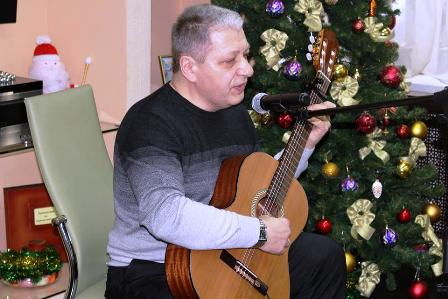 В новогиреевском социальном центре прошло выступление барда Андрея Качалабы