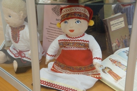 В библиотеке на Полимерной улице открылась выставка кукол в национальных костюмах