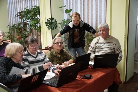 Компьютерный ликбез проходят новогиреевские пенсионеры