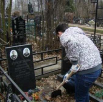 Старшеклассники школы имени А. Савельева провели патронатную акцию на Перовском кладбище