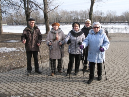 В Новогирееве прошли соревнования по скандинавской ходьбе среди пенсионеров