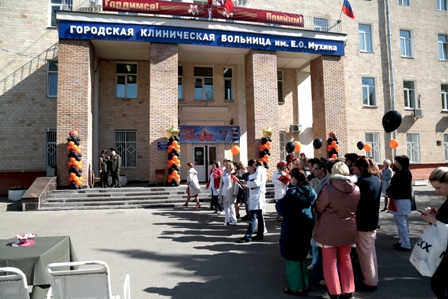 В больнице им. Е. Мухина высадили целую аллею сирени сорта «День Победы»
