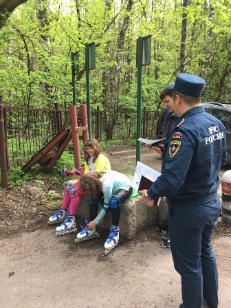 Пожарные напомнили новогиреевцам о необходимости соблюдать осторожность с огнём