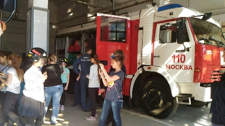 Новогиреевские школьники побывали в гостях у пожарных