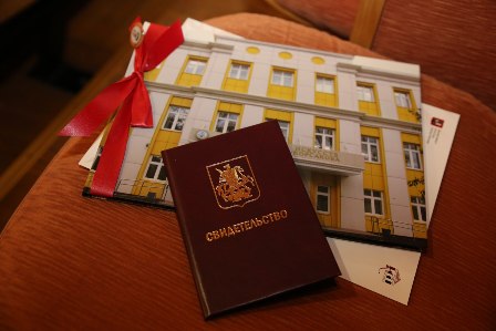 Выпускники ДШИ им. Н.А. Римского-Корсакова посадили в школьном дворе декоративные кустарники 