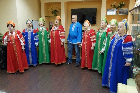 В День семьи, любви и верности перед новогиреевцами выступил хор «Забава»