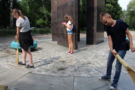 Перед Днём города школьники привели в порядок мемориал воинам Великой Отечественной