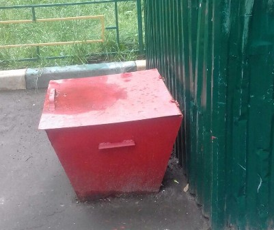 На Зелёном проспекте по обращению жителей привели в порядок контейнерную площадку