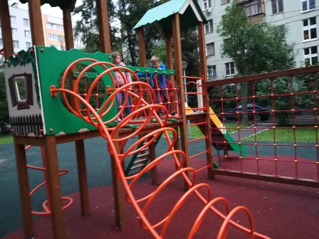 По просьбе жителя района Новогиреево приведён в порядок детский игровой комплекс
