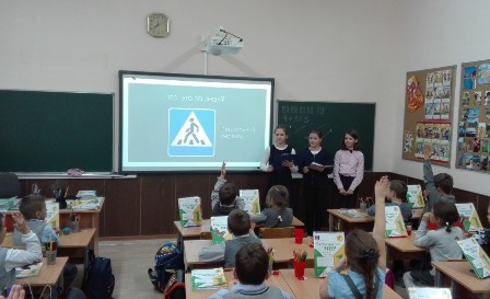 Пятиклассницы из школы «Феникс» провели посвящение в пешеходы первоклассников