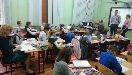 Старшеклассники школы № 1798 провели уроки математики для учеников младших классов