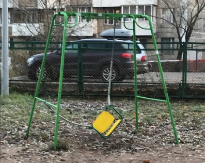 За исправностью игровых комплексов на детских площадках помогают следить жители