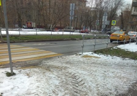 Коммунальщики убрали наледь и гололёд во дворах по требованию жителей района 