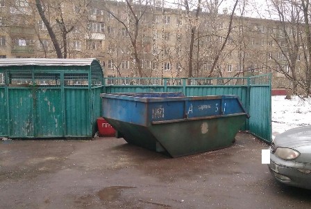 Уборку территории под контейнерами для мусора проконтролировал лично глава управы