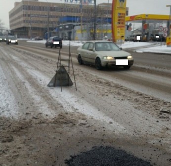 Яму заасфальтировали по просьбе жительницы района, но проблема пока не решена