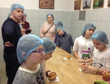 Новогиреевские третьеклассники побывали в пекарне и сами испекли себе булочки