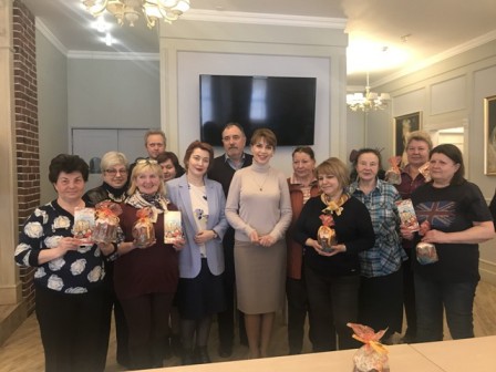 Муниципальные депутаты поздравили новогиреевцев с Пасхой и вручили им куличи